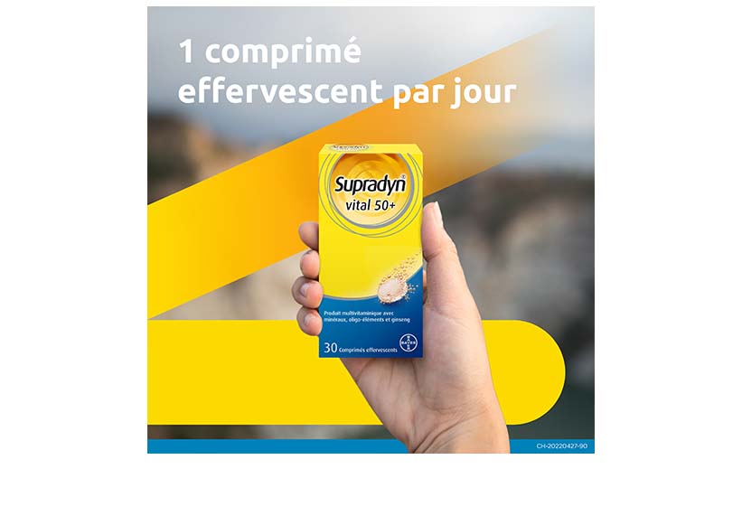 Une main tient un emballage de comprimés effervescents Supradyn® vital 50+. Texte : 