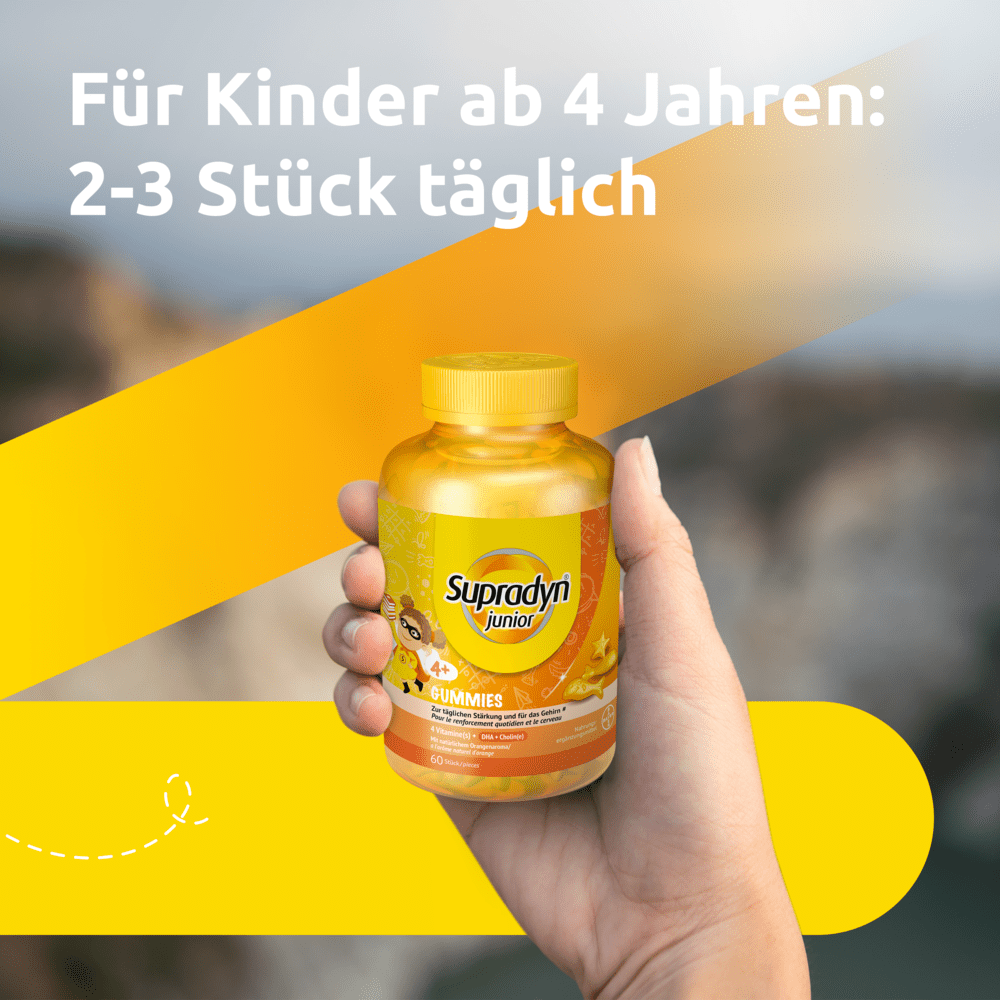 Eine Hand hält eine Packung Supradyn® junior Toffees. Text: 